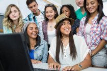 Группа подростков, работающих за компьютером в старших классах — стоковое фото