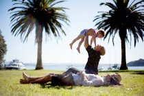 Mutter zieht Tochter im Park hoch, Neuseeland — Stockfoto