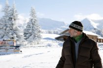 Hüfthalter und schneebedeckte Bäume beim Wegschauen, Sattelbergalm, Tirol, Österreich — Stockfoto