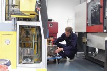 Чоловічий інженер ремонту виробництва машини в заводських умовах — стокове фото