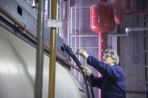 Ingegnere che sale sui gradini della centrale elettrica — Foto stock