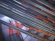 Engenheiros civis que utilizam a tocha para inspeccionar a fixação de cabos em ponte suspensa, East Yorkshire, Reino Unido — Fotografia de Stock