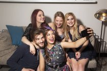 Männliche und weibliche Freunde machen Selfie auf dem Sofa — Stockfoto