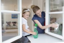 Madre e figlia pulizia finestra — Foto stock