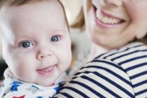 Baby-Mädchen lächelt in die Kamera — Stockfoto