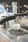 Expresso faisant la machine versant le café dans la tasse — Photo de stock