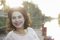 Портрет молодой женщины, наслаждающейся парком — стоковое фото