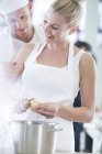 Шеф-кухар і колега очищають картоплю на комерційній кухні — стокове фото