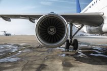 Détail de l'aile et du moteur de l'avion sur l'aire de trafic de l'aéroport — Photo de stock