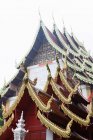 Techo del templo adornado, Chiang Mai, Tailandia - foto de stock