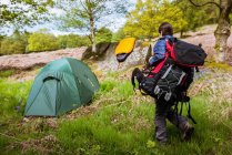 Junge frau mit campingausrüstung, pateley bridge, nidderdale, yorkshire dales — Stockfoto