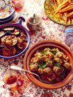 Nature morte de boulettes de viande kefta marocaines avec aubergine et carottes — Photo de stock