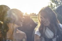 Two young female friends chatting in convertible car — Stock Photo