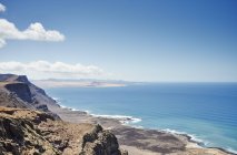 Scogliere costiere e oceano alla luce del sole, Lanzarote, Spagna — Foto stock