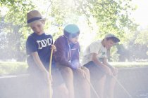 Хлопці тримають рибальські сітки на сонячному світлі — стокове фото
