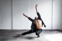 Фронтальный вид танцовщика, практикующего в студии — стоковое фото