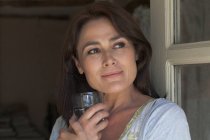 Ritratto di donna adulta matura con bicchiere da bere — Foto stock