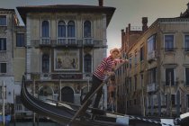 Gondolier on Grand canal, Venice, Veneto, Italy — Stock Photo