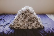 Vista de pilha de meias em cima da cama — Fotografia de Stock