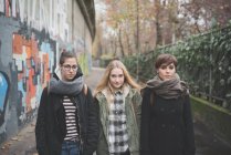 Три сестри, що йдуть графіті стіни — стокове фото