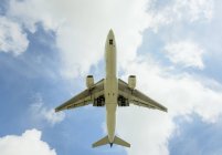 Aeroplane approaching Amsterdam Airport Schiphol, viewed from below — Stock Photo