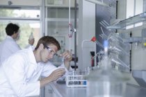 Scienziati maschi e femmine che lavorano in laboratorio — Foto stock