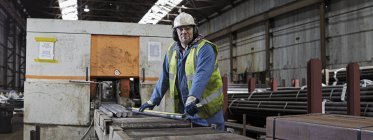 Retrato del trabajador siderúrgico masculino en un entorno de trabajo industrial - foto de stock