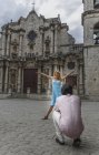 Young couple taking photographs in the colonial Plaza de la Cathedral of Havana, Cuba — Stock Photo