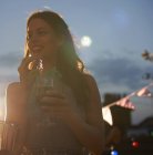 Frau hält Cocktail auf Party am frühen Abend — Stockfoto