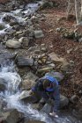 Escursionista in pausa per torrente, Montseny, Barcellona, Catalogna, Spagna — Foto stock
