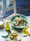 Порция салата из баклажанов, мяты и сультаны на тарелке — стоковое фото