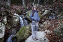 Escursionista in pausa per torrente, Montseny, Barcellona, Catalogna, Spagna — Foto stock