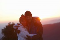 Couple embrassant au sommet d'une colline au coucher du soleil, Montseny, Barcelone, Catalogne, Espagne — Photo de stock
