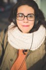 Nahaufnahme Porträt einer jungen Frau, die auf der Straße eine Brille schwört — Stockfoto
