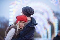 Romantisches junges Paar beim Weihnachtsfest im Hyde Park, London, Großbritannien — Stockfoto
