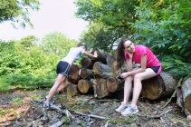 Дві молоді жінки-бігуни відпочивають у лісі — стокове фото