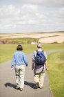 Couple à pied, Chemin Côtier près de Marloes, Pembrokeshire Coast National Park, Pays de Galles, Royaume-Uni — Photo de stock