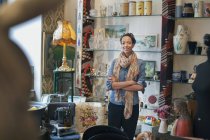 Портрет молодої жінки зі складеними руками в старовинному магазині — стокове фото