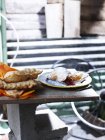 Deliciosos croissants na placa na mesa de madeira — Fotografia de Stock