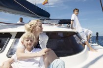 Parents et fils naviguant en catamaran près de Fuerteventura, Espagne — Photo de stock