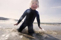 Junge spielt am Strand, loch eishort, isle of skye, hebrides, scotland — Stockfoto
