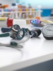 Stethoscope, auriscope, blood pressure gauge on desk — Stock Photo