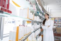Ritratto di farmacista donna in farmacia — Foto stock