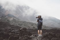 Giovane uomo che fotografa il vulcano Pacaya, Antigua, Guatemala — Foto stock
