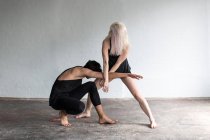 Вид спереду двох танцюристів, які практикують в студії — стокове фото