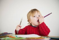 Хлопчик тримає фарбувальні олівці — стокове фото