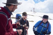 Drei wanderer im schnee, bucegi berge, transsilvanien, rumänien — Stockfoto