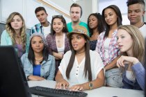 Gruppe von Teenagern arbeitet in High-School-Klasse am Computer — Stockfoto