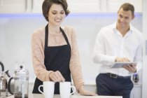 Munteres Pärchen macht Kaffeepause in Küche — Stockfoto