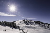 Sonnenlicht über verschneiter Skipiste, Scheffau, Tirol, Österreich — Stockfoto